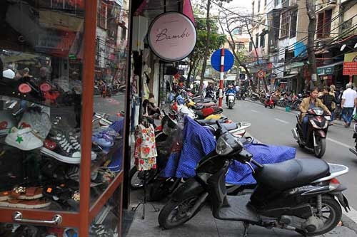 Vỉa hè HN: Sáng ra quân rầm rộ, chiều lại bị tái chiếm - 3
