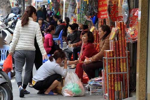 Vỉa hè HN: Sáng ra quân rầm rộ, chiều lại bị tái chiếm - 4