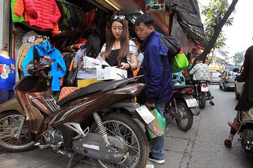 Vỉa hè HN: Sáng ra quân rầm rộ, chiều lại bị tái chiếm - 5