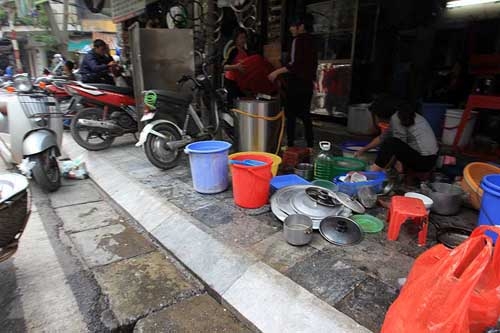 Vỉa hè HN: Sáng ra quân rầm rộ, chiều lại bị tái chiếm - 6
