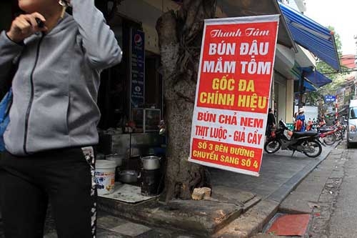 Vỉa hè HN: Sáng ra quân rầm rộ, chiều lại bị tái chiếm - 9