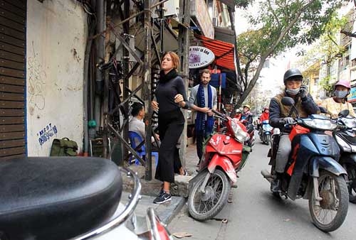 Vỉa hè HN: Sáng ra quân rầm rộ, chiều lại bị tái chiếm - 10