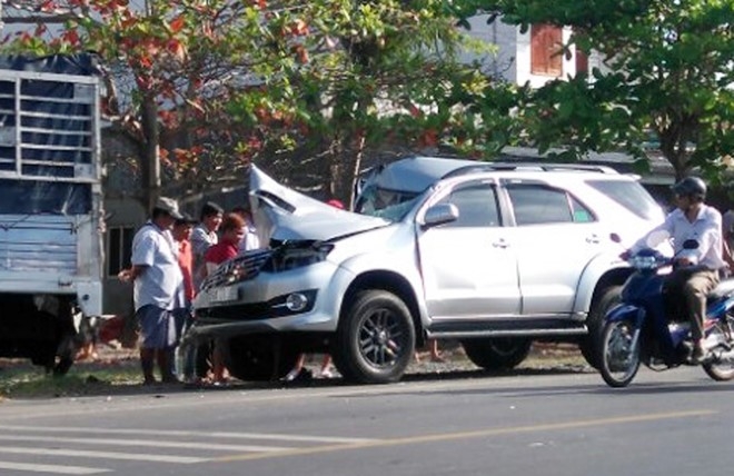 Xe 7 cho dam vao duoi oto tai, 6 nguoi nhap vien hinh anh 1