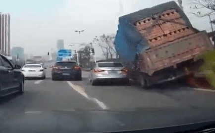 Clip: Tai nạn bất ngờ, xe con bị đè bẹp bởi hàng tấn gạch