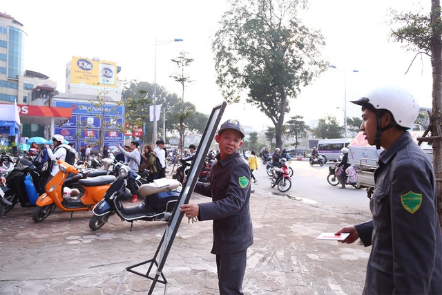 Một số tấm biển quảng cáo đã bị lực lượng chức năng thu giữ dọc tuyến phố Tôn Đức Thắng (Đống Đa, Hà Nội).