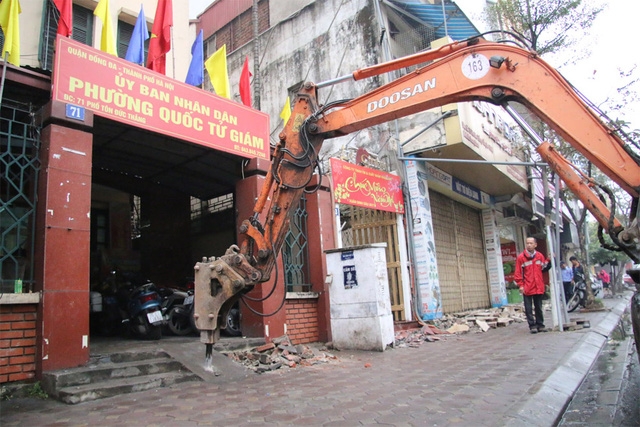 Bậc thềm lấn chiếm vỉa hè của trụ sở UBND phường Quốc Tử Giám (Đống Đa, Hà Nội) đã bị lực lượng chức năng dùng máy xúc có chức năng phá bê tông để đập bỏ.