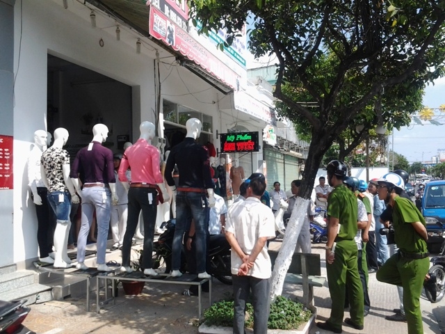 Lực lượng chức năng kiểm tra một cơ sở kinh doanh thời trang có hành vi lấn chiếm vỉa hè trên tuyến đường Trần Phú. Sau khi được nhắc nhở, cơ sở này đã chủ động đưa các vật trưng bày lấn vỉa hè vào bên trong và ký cam kết không tái phạm lấn chiếm.