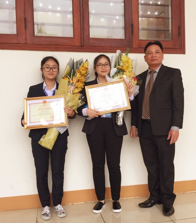 Hai nữ sinh chuyên Hóa ứng dụng kiến thức thực hiện ước mơ chế thuốc ung thư hiệu quả, giá rẻ cho người Việt.
