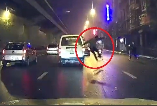 Camera ghi hinh thanh nien lao vao oto dang chay hinh anh 1