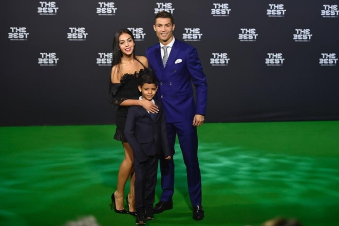 Cristiano Ronaldo se don them con sinh doi hinh anh 1