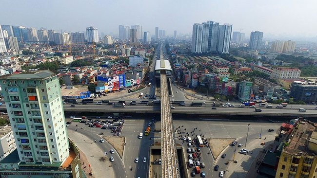 ngam tuyen duong sat tren cao phuc vu 3 van khach moi gio o ha noi hinh anh 2