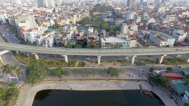 ngam tuyen duong sat tren cao phuc vu 3 van khach moi gio o ha noi hinh anh 3