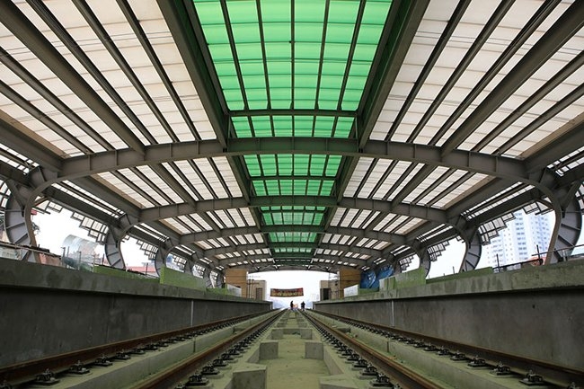 ngam tuyen duong sat tren cao phuc vu 3 van khach moi gio o ha noi hinh anh 4