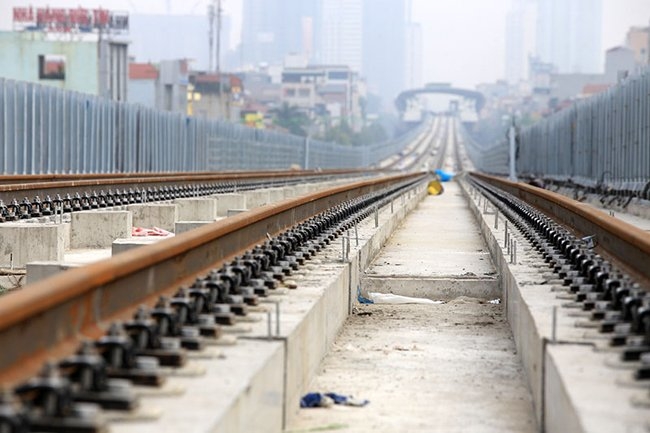 ngam tuyen duong sat tren cao phuc vu 3 van khach moi gio o ha noi hinh anh 5
