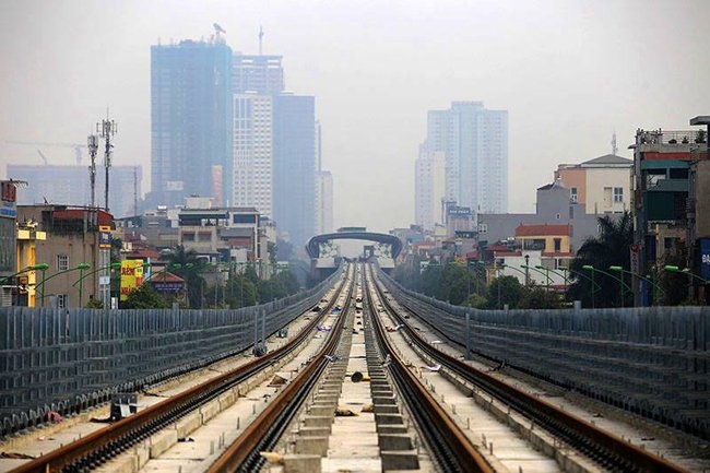 ngam tuyen duong sat tren cao phuc vu 3 van khach moi gio o ha noi hinh anh 6