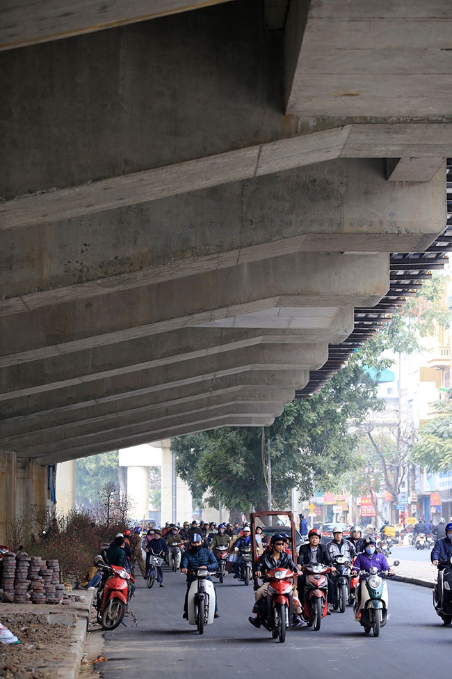 ngam tuyen duong sat tren cao phuc vu 3 van khach moi gio o ha noi hinh anh 11