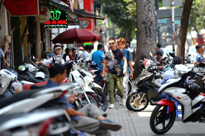 ​Vỉa hè Sài Gòn bị lấn chiếm: Có chống lưng, 'bảo kê'? 