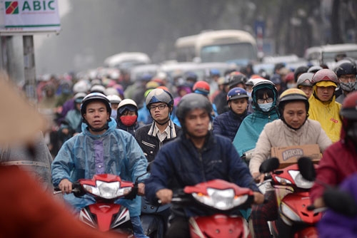 giao thong ha noi hon loan ngay mua gio, xe buyt lao len via he hinh anh 3