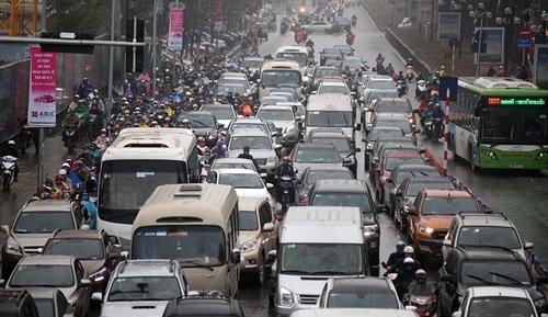 giao thong ha noi hon loan ngay mua gio, xe buyt lao len via he hinh anh 10