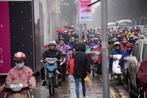 giao thong ha noi hon loan ngay mua gio, xe buyt lao len via he hinh anh 11