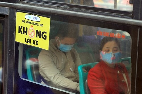 giao thong ha noi hon loan ngay mua gio, xe buyt lao len via he hinh anh 12