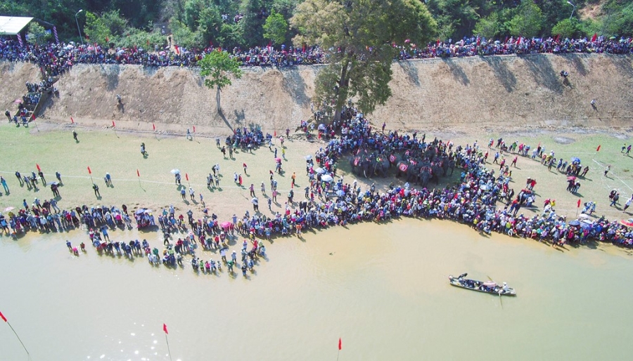 Hang nghin nguoi doi nang xem dua voi hinh anh 1