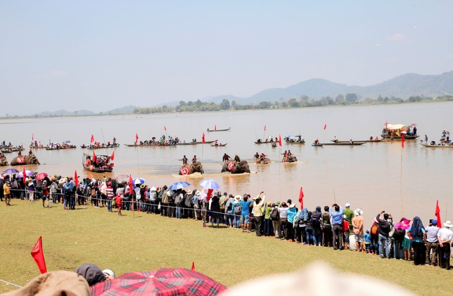 Hang nghin nguoi doi nang xem dua voi hinh anh 13