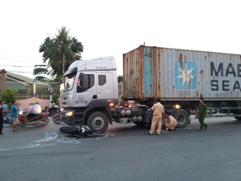 va cham voi xe container, cu ong bi can nat tay chan hinh anh 1