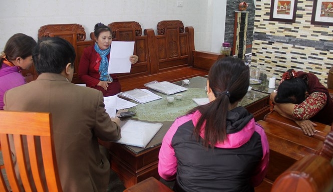 Nhiều người dân H.Diễn Châu (Nghệ An) đã gửi đơn tố cáo Công ty DDB đến công an  /// Ảnh: Phan Ngọc