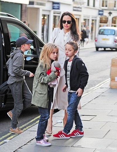 Angelina Jolie dua cac con di nha sach o Anh hinh anh 2