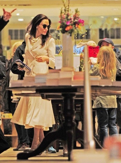 Angelina Jolie dua cac con di nha sach o Anh hinh anh 3