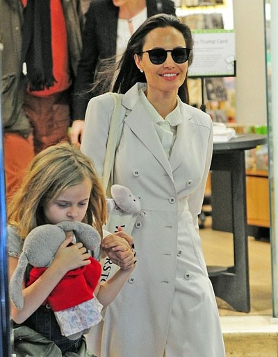 Angelina Jolie dua cac con di nha sach o Anh hinh anh 4