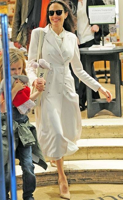 Angelina Jolie dua cac con di nha sach o Anh hinh anh 6