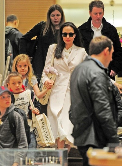 Angelina Jolie dua cac con di nha sach o Anh hinh anh 7