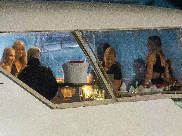 bieber-thue-ca-dan-chan-dai-nong-bong-len-du-thuyen-2