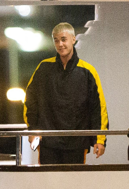 bieber-thue-ca-dan-chan-dai-nong-bong-len-du-thuyen-4