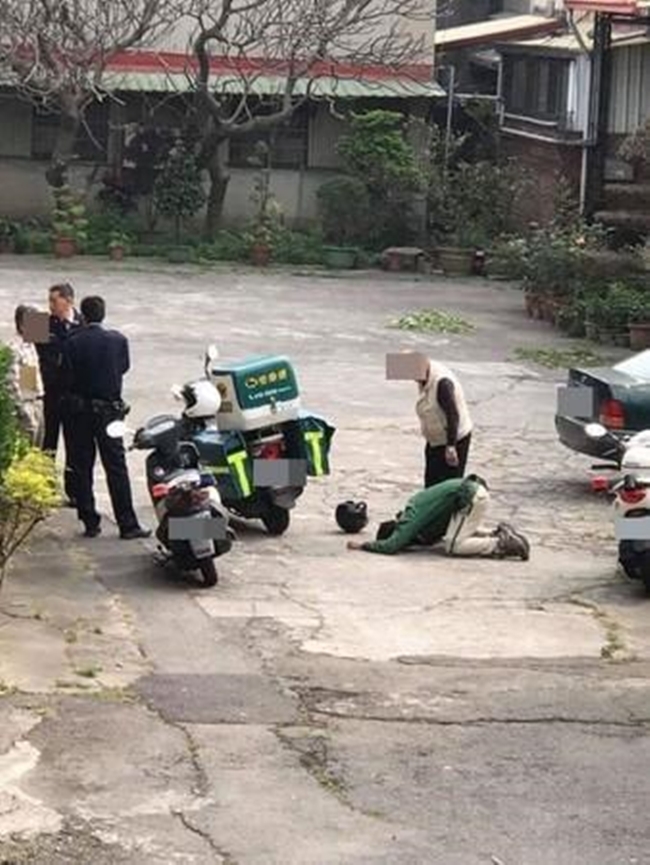 Giao hàng muộn 2 tiếng, shipper bị khách hàng đánh chửi, ép phải quỳ gối, dập đầu xin lỗi - Ảnh 1.