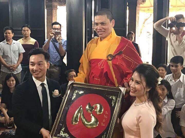 mc-thanh-trung-lam-le-hang-thuan-voi-vo-9x-2