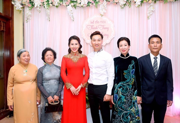 Hôm 21/2, cặp đôi đã tổ chức lễ ăn hỏi tại nhà riêng.
