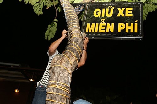 o to chiem via he bi cau, chu xe lon tieng voi csgt hinh anh 10