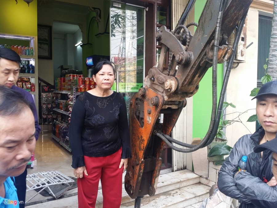 Chu cua hang tap hoa o Ha Noi kien quyet khong tra via he hinh anh 5