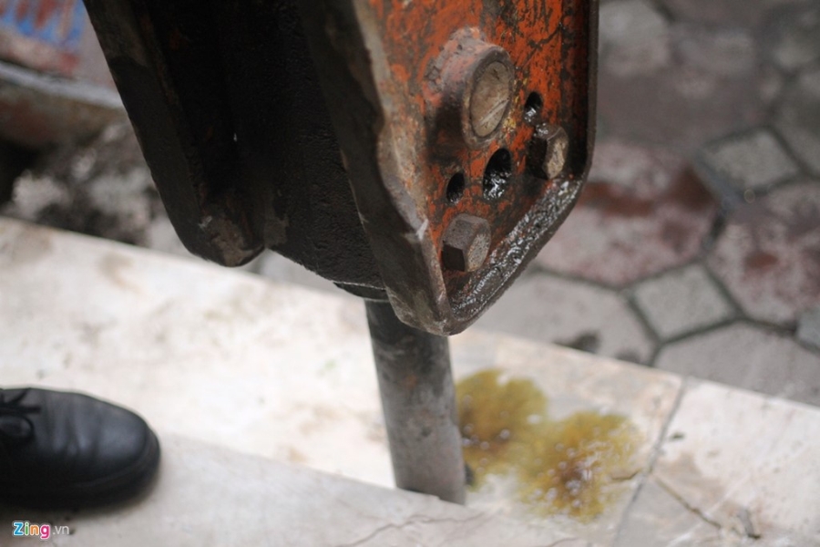Chu cua hang tap hoa o Ha Noi kien quyet khong tra via he hinh anh 6