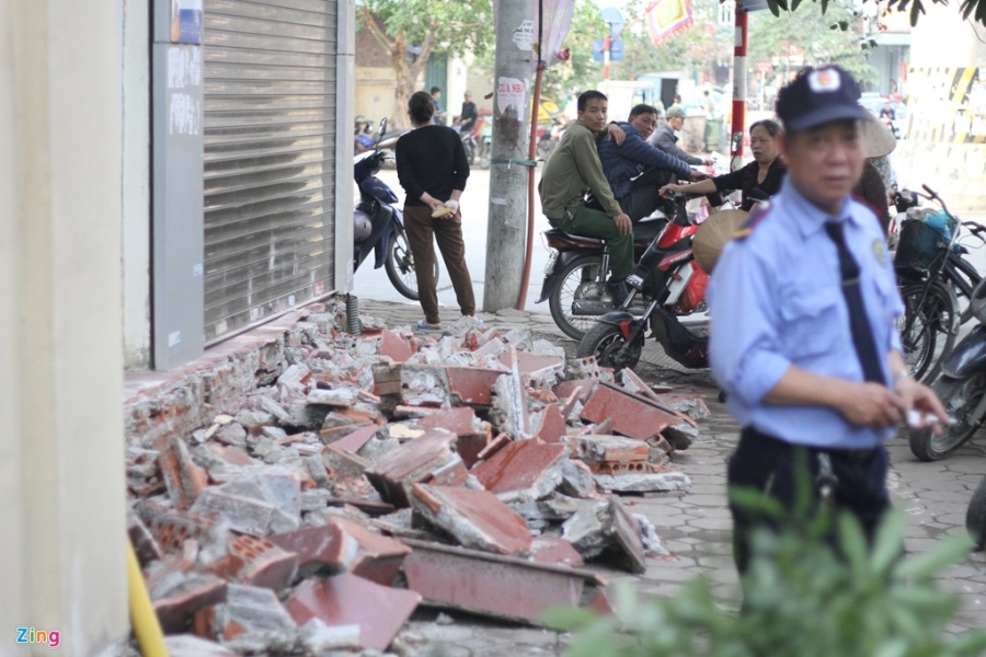 Chu cua hang tap hoa o Ha Noi kien quyet khong tra via he hinh anh 7