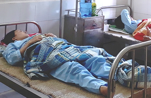 Bệnh nhân điều trị tại bệnh viện với triệu chứng nôn ói, đau đầu nghi do ngộ độc thực phẩm. Ảnh: P.X