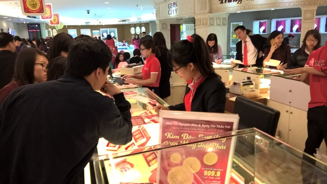  Phiên giao dịch sáng nay 15/3, giá vàng SJC liên tiếp điều chỉnh giảm nhẹ thì giá vàng giao ngay tại châu Á lại có xu hướng đi lên. 