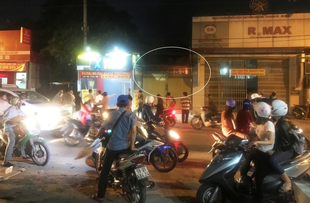  Lửa bao trùm căn nhà, đồng thời là cơ sở sản xuất keo dán trên đường Bình Long, đang bị khoá kín với 2 lớp cửa. 