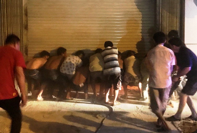  Hàng chục người dân đã tìm cách phá 2 lớp cửa để xông vào chữa cháy... 