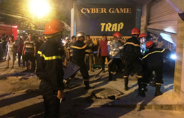  Cảnh sát PCCC quận Bình Tân cũng nhanh chóng có mặt dập tắt hoàn toàn đám cháy. 