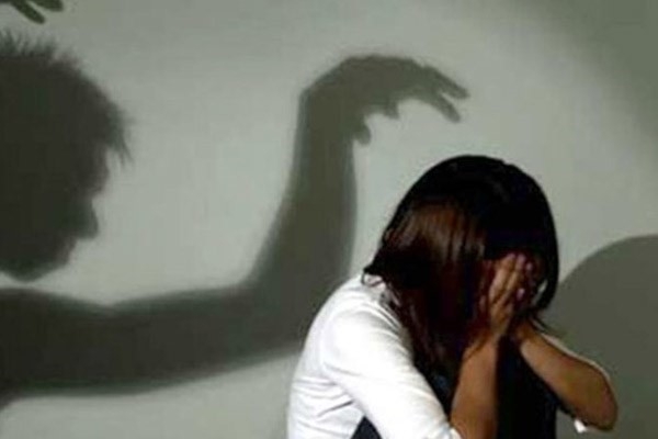 Phú Thọ: Bé gái 4 tuổi bị xâm hại tình dục khi đi xem bóng chuyền với mẹ - Ảnh 1.