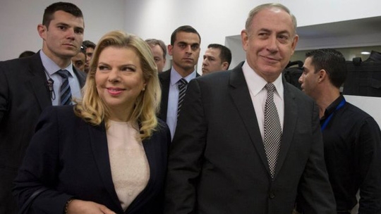  Vợ chồng Thủ tướng Israel Benjamin Netanyahu ra tòa hôm 14-3 tham dự phiên xử kiện ông bà bị nhà báo bôi nhọ. Ảnh: AP 